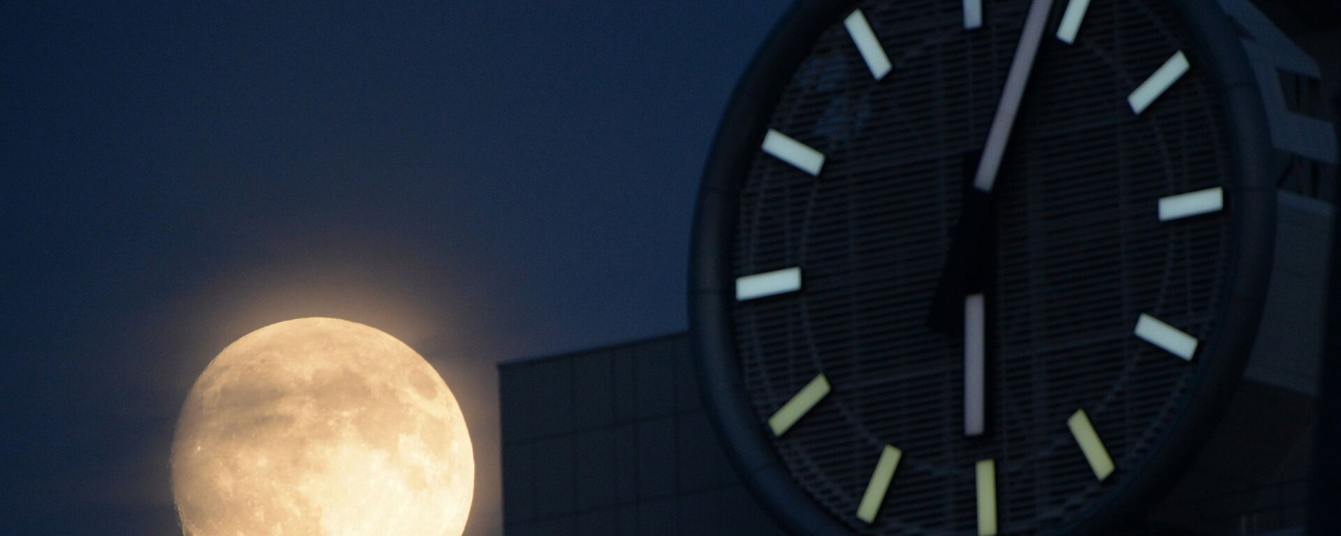 Ceas, lună plină, Groznîi. Полнолуние в Грозном - Sputnik Moldova-România, 1920, 19.10.2021