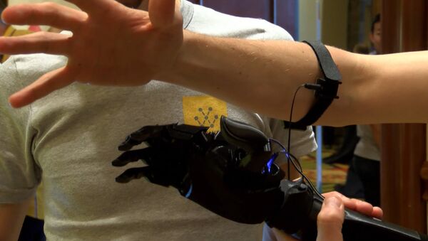 Бесконтактный смартфон, бионическая рука и другие инновации на выставке в США - Sputnik Молдова