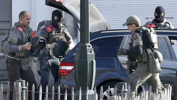 Police at the scene where shots were fired during a police search of a house in the suburb of Forest near Brussels, Belgium, March 15, 2016 - Sputnik Moldova