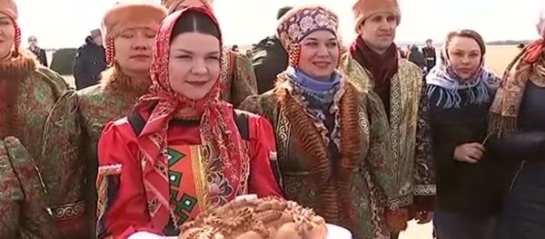 СПУТНИК_Вернувшихся из Сирии летчиков встречали хлебом-солью и качали на руках - Sputnik Молдова