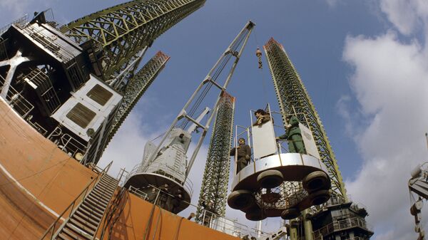 Instalaţie de extragere a petrolului. Плавучая установка для добычи нефти - Sputnik Moldova