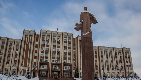 памятник Ленина на фоне здания Верховного Совета Приднестровья - Sputnik Молдова
