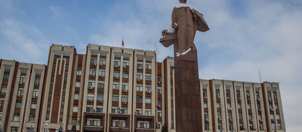 памятник Ленина на фоне здания Верховного Совета Приднестровья памятник Ленина на фоне здания Верховного Совета Приднестровья - Sputnik Молдова