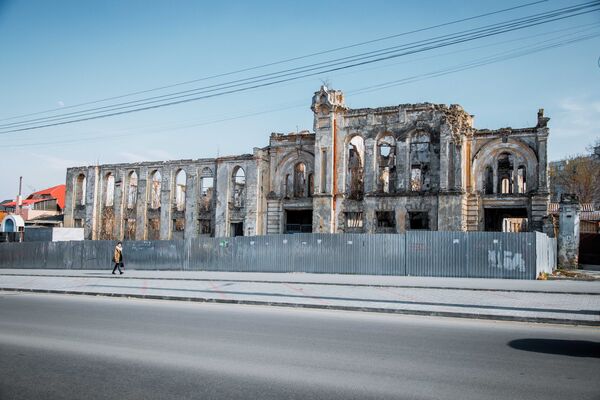 Sinagoga de pe strada Vasile Alecsandri. Este, probabil, una dintre cele mai delăsate și degradate construcții vechi din Chișinău. Se spune că Comunitatea evreiască o va reconstrui. Vom trăi și vom vedea. - Sputnik Moldova
