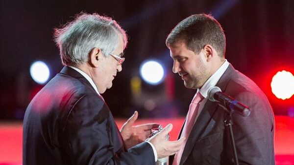 Председатель Европейской федерации тенниса Жак Дюпре наградил мэра города Оргеев Илана Шора Трофеем федерации Tennis Europe Award - Sputnik Молдова