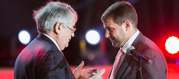 Председатель Европейской федерации тенниса Жак Дюпре наградил мэра города Оргеев Илана Шора Трофеем федерации Tennis Europe Award - Sputnik Молдова