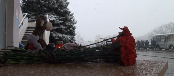 Цветы, свечи и игрушки: в Ростове-на-Дону почтили память жертв крушения Boeing - Sputnik Молдова