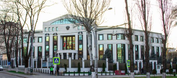 Возложение цветов у Посольства Российской Федерации  - Sputnik Moldova