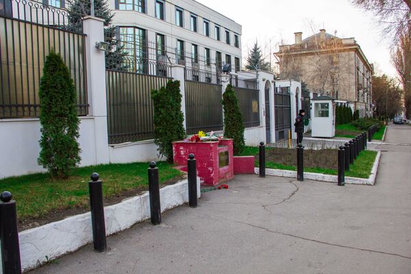 Возложение цветов у Посольства Российской Федерации - Sputnik Молдова