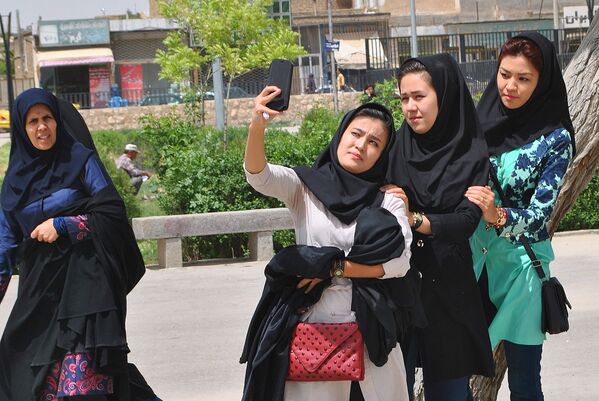 Иранским девушкам тоже не чуждо селфи. - Sputnik Молдова