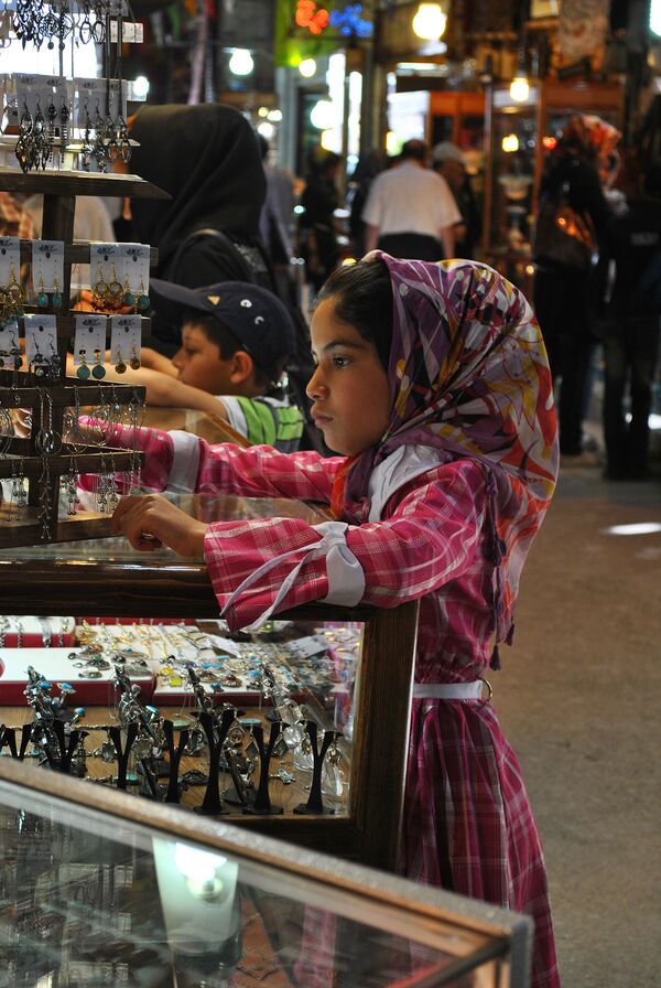 Девочка рассматривает украшения на базаре города Исфахана. - Sputnik Молдова