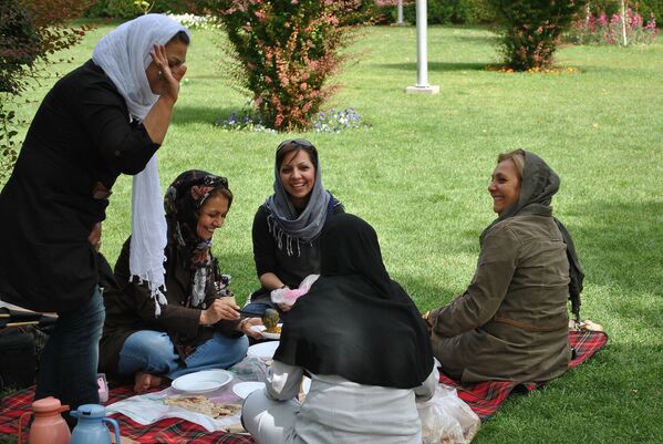 Пикник в одном из парков города Исфахана. - Sputnik Молдова