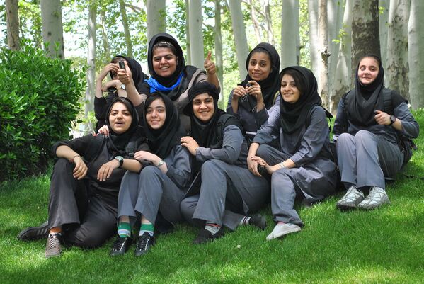 Студентки в Тегеране. Несмотря на строгие правила в одежде, эти иранские девушки были отнюдь не против того, чтобы их фотографировали. - Sputnik Молдова