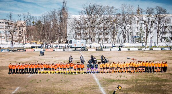 Echipele au ieșit pentru salut. Selecționata Moldovei este în stânga - Sputnik Moldova