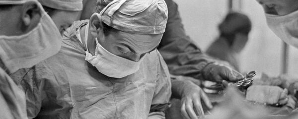 Профессор Глеб Соловьев ведет операцию на сердце - Sputnik Moldova