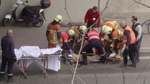 Спасатели уносят на носилках жертву взрыва в метро Брюсселя, Бельгия - Sputnik Moldova