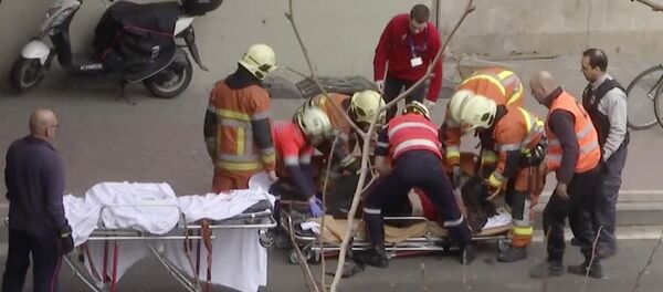 Спасатели уносят на носилках жертву взрыва в метро Брюсселя, Бельгия - Sputnik Moldova