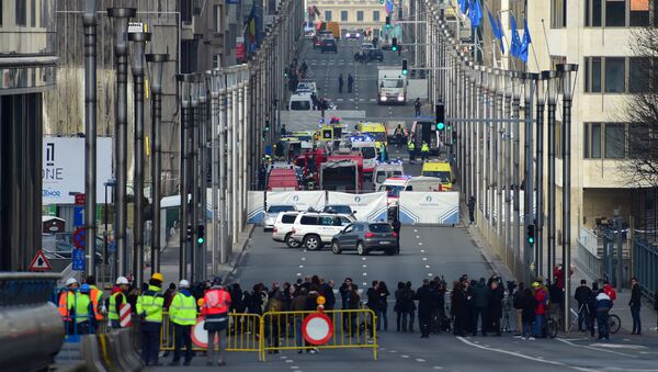 Полиция и сотрудники чрезвычайных служб у станции метро в Брюсселе после взрыва. - Sputnik Молдова