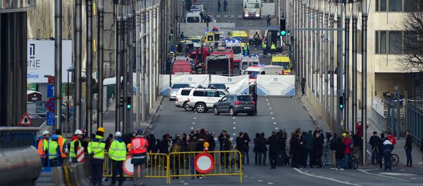 Полиция и сотрудники чрезвычайных служб у станции метро в Брюсселе после взрыва. - Sputnik Молдова