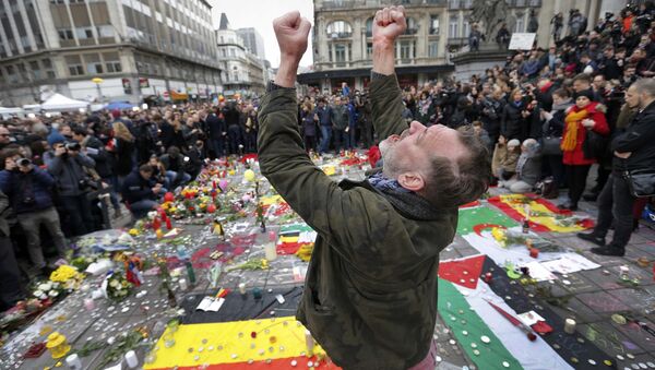Реакция бельгийца на теракты в Брюсселе во время траурной на улице города, Бельгия, 23 марта, 2016 - Sputnik Молдова