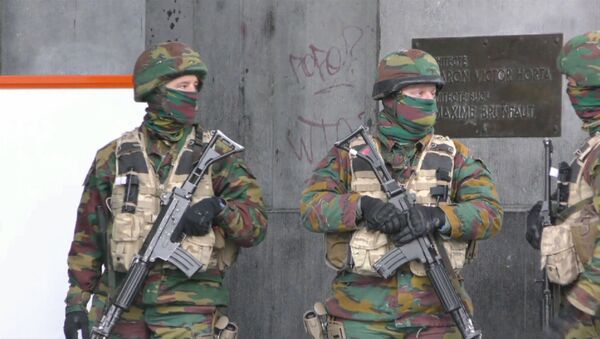 Военный и полицейский патруль у вокзала и возле станции Мальбек в Брюсселе - Sputnik Молдова