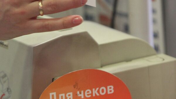 Покупательница держит чек - Sputnik Moldova