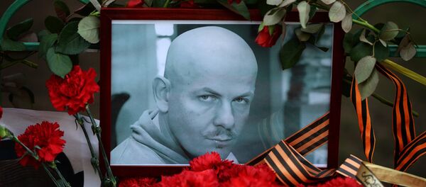 Цветы и свечи у посольства Украины в Москве в память об убитом в Киеве журналисте О.Бузине. Цветы и свечи у посольства Украины в Москве в память об убитом в Киеве журналисте О.Бузине. - Sputnik Молдова