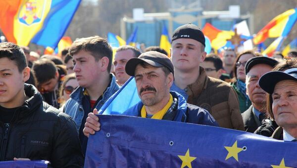 Манифестанты в поддержку унири Молдовы с Румынией - Sputnik Молдова
