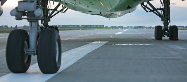 На взлетно-посадочной полосе аэродрома. Архивное фото - Sputnik Moldova