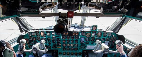 Пилоты в кабине самолета (архивное фото) - Sputnik Молдова