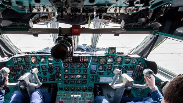 Пилоты в кабине самолета (архивное фото) - Sputnik Молдова