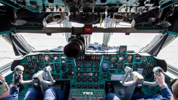 Пилоты в кабине самолета (архивное фото) - Sputnik Молдова