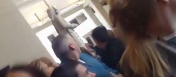 Посетители бросились к выходу из Капитолия во время инцидента со стрельбой - Sputnik Молдова