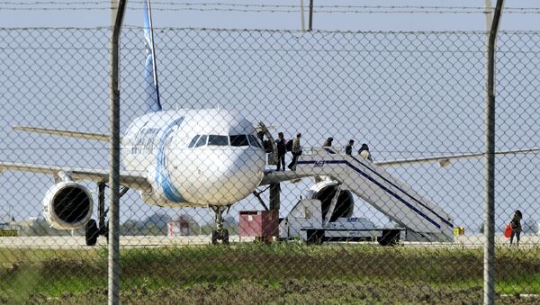 Захваченный египетский самолет авиакомпании Egypt Air. Фото с места событий - Sputnik Молдова