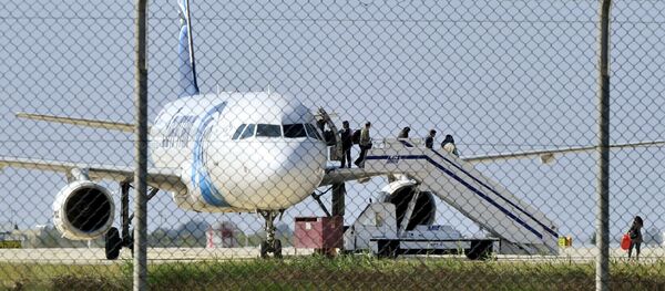 Захваченный египетский самолет авиакомпании Egypt Air. Фото с места событий Захваченный египетский самолет авиакомпании Egypt Air. Фото с места событий - Sputnik Молдова