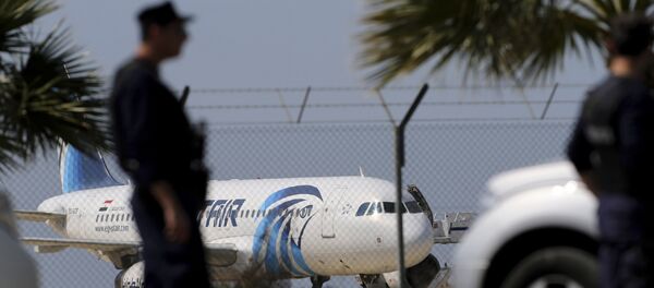 Захваченный египетский самолет авиакомпании Egypt Air. Фото с места событий - Sputnik Молдова
