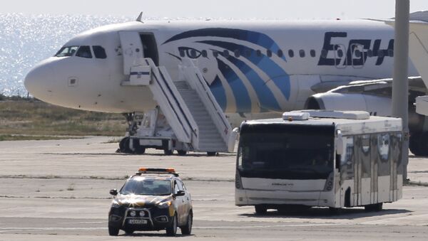 Захваченный египетский самолет авиакомпании Egypt Air. Фото с места событий - Sputnik Молдова