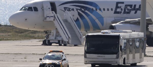 Захваченный египетский самолет авиакомпании Egypt Air. Фото с места событий - Sputnik Молдова