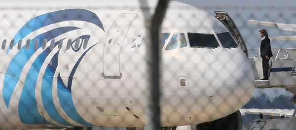 Захваченный египетский самолет авиакомпании Egypt Air. Фото с места событий - Sputnik Moldova