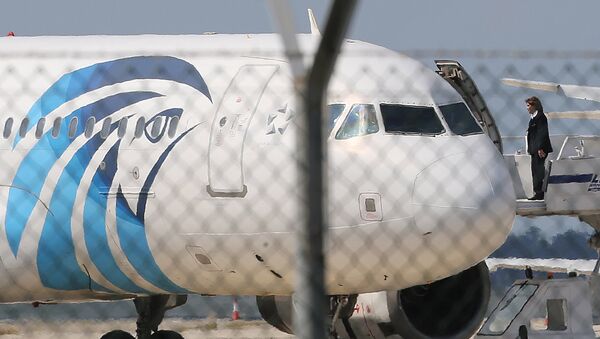 Захваченный египетский самолет авиакомпании Egypt Air. Фото с места событий - Sputnik Moldova