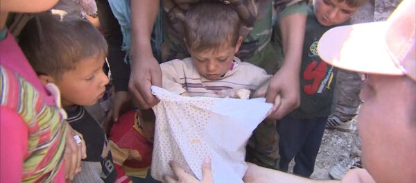 ВИДЕО_Жители Алеппо с детьми получали пакеты с гумпомощью от российских военных - Sputnik Молдова