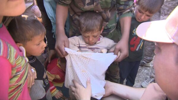 ВИДЕО_Жители Алеппо с детьми получали пакеты с гумпомощью от российских военных - Sputnik Молдова