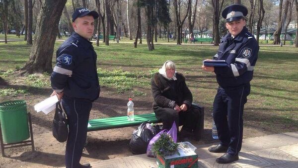 Молдавские полицейские составляют протокол в отношении пожилой женщины, которая занимается уличной торговлей - Sputnik Молдова