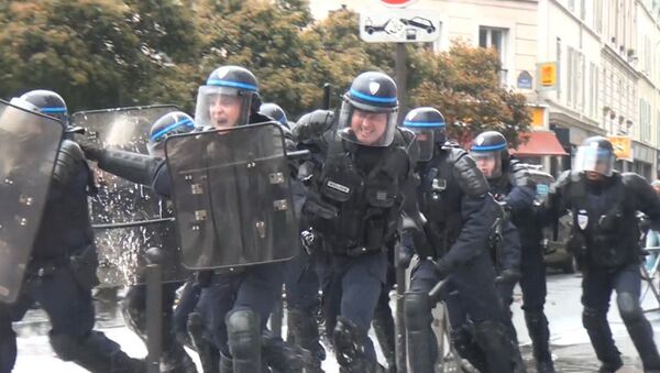 ВИДЕО_Парижане облили полицейских краской на акции против трудовых реформ - Sputnik Молдова