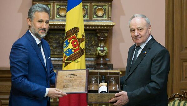 Президент Молдовы Николай Тимофти и посол Румынии в Молдове Мариус Лазуркэ - Sputnik Молдова
