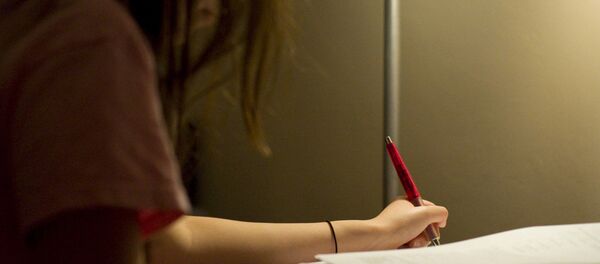 Девушка пишет в тетради - Sputnik Moldova