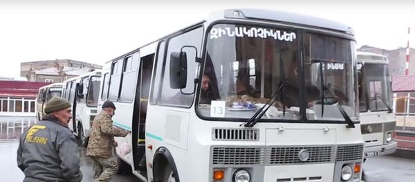 У группы добровольцев, отправляющихся на передовую, боевой настрой У группы добровольцев, отправляющихся на передовую, боевой настрой - Sputnik Молдова