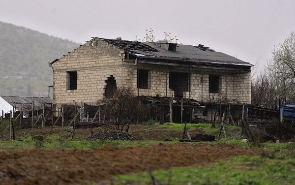 Артиллерийский снаряд оставил воронку на приусадебном участке одного из домов. - Sputnik Молдова