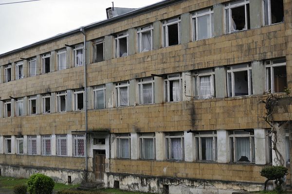 Сильно пострадала Мардакертская школа, выбиты стекла, один из снарядов в результате прямого попадания разрушил хозпостройку школы и повредил спортивную площадку. - Sputnik Молдова