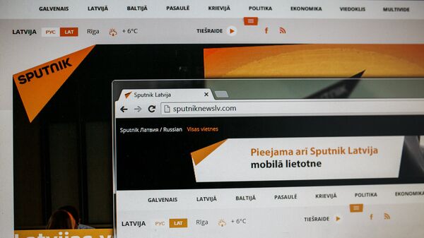 Монитор компьютера с сайтом Sputnik Латвия - Sputnik Молдова